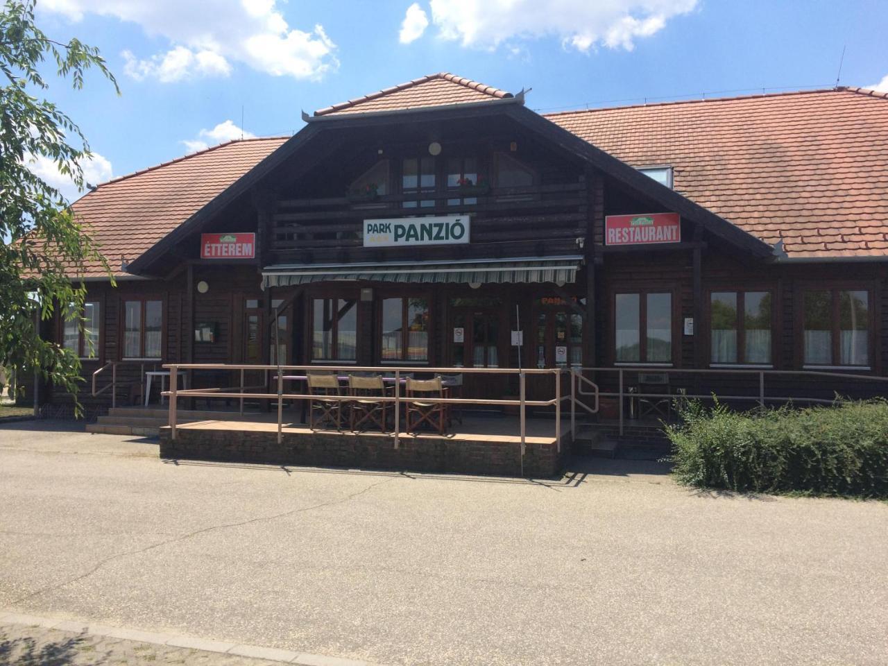 Bed and Breakfast Park Panzio*** Szolnok Esterno foto